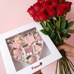 Corazón de fresas  y ramo de rosas