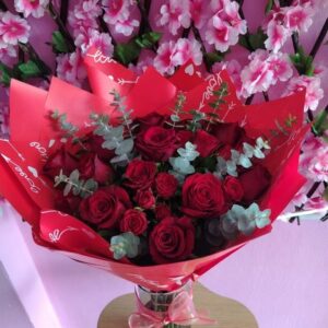 Ramo de rosas con jarrón